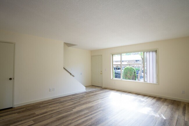 Foto del edificio - Updated Two-Story Townhouse with Everything You've Been Looking For!