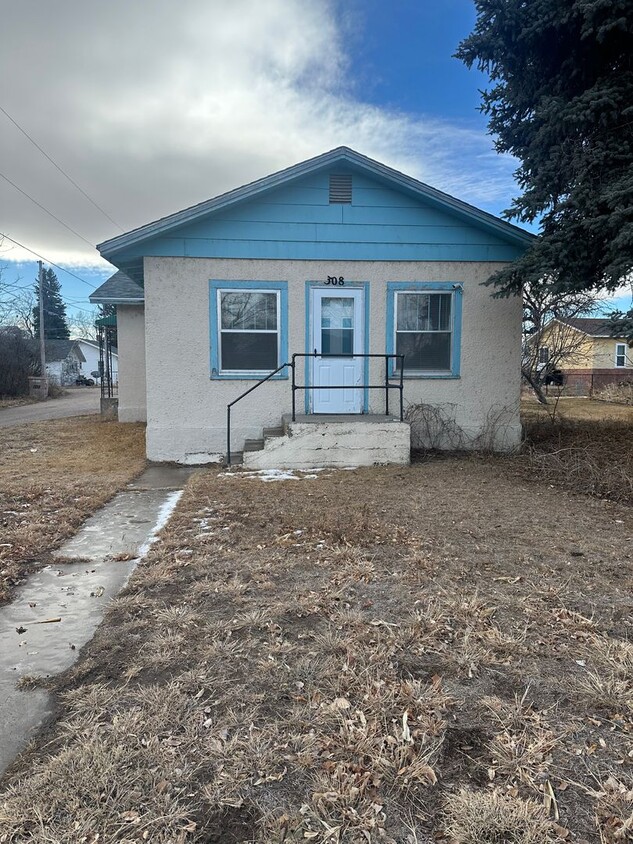 Primary Photo - Pet friendly! Two Car Detached Garage! Loc...