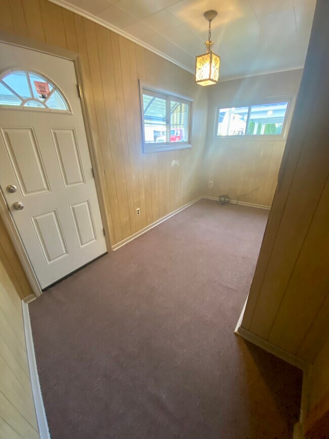 Entryway - 138 S 8th St