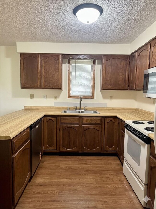 Building Photo - 606 Vilas St