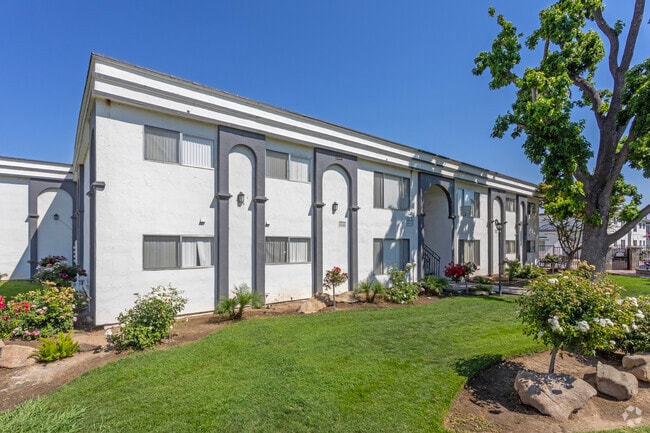 Edificio - Clovis Courtyard Apartments