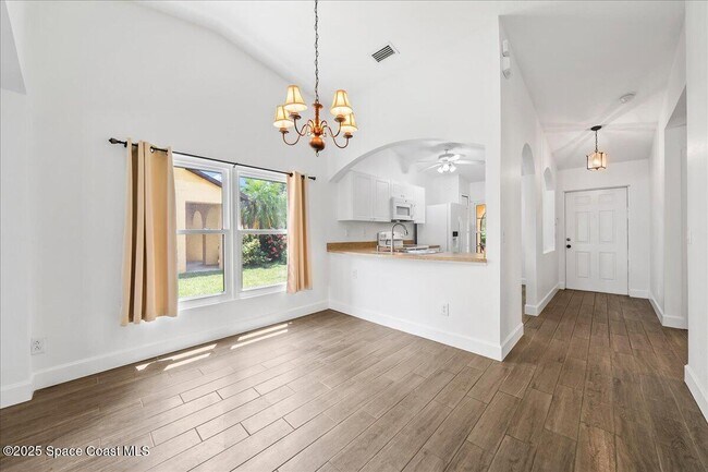 Building Photo - 890 Luminary Cir