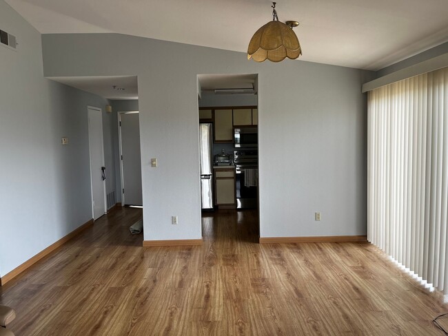 Building Photo - Beautiful 2 Bedroom 2 Bathroom Monterey To...