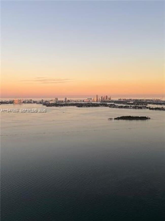 Foto del edificio - 650 NE 32nd St