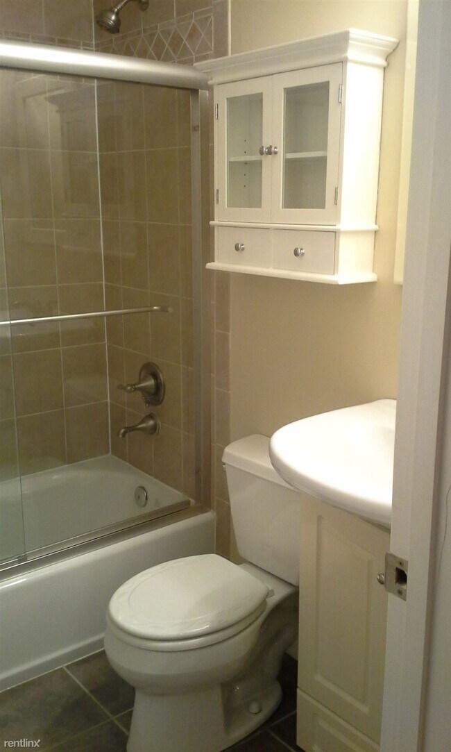 Building Photo - 4 br, 3.5 bath Townhome - 8073 Donegal Lane