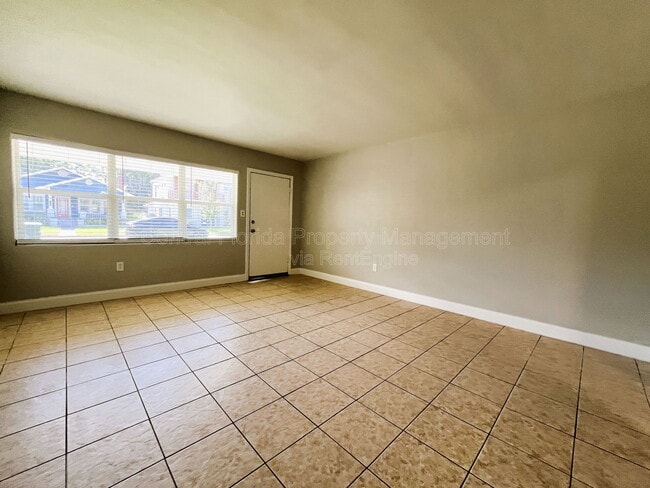 Building Photo - 1510 Altaloma Ave