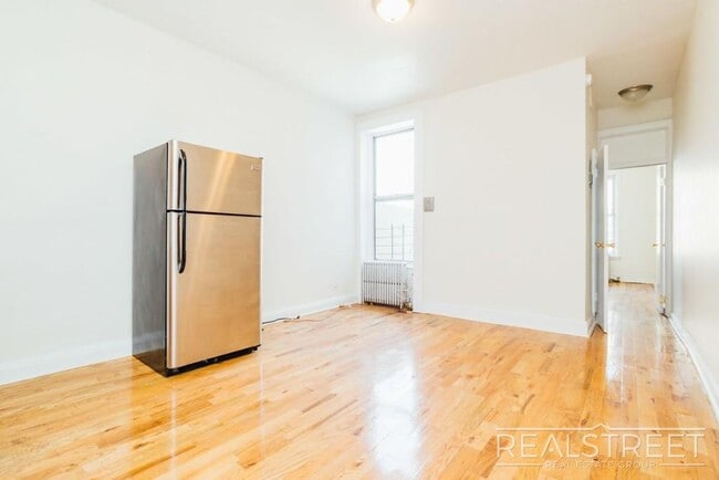 Building Photo - Spacious 1 BED in Bushwick