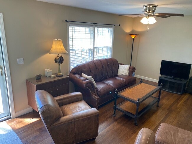 Building Photo - 2 Bedroom Home Quick access to KU MED