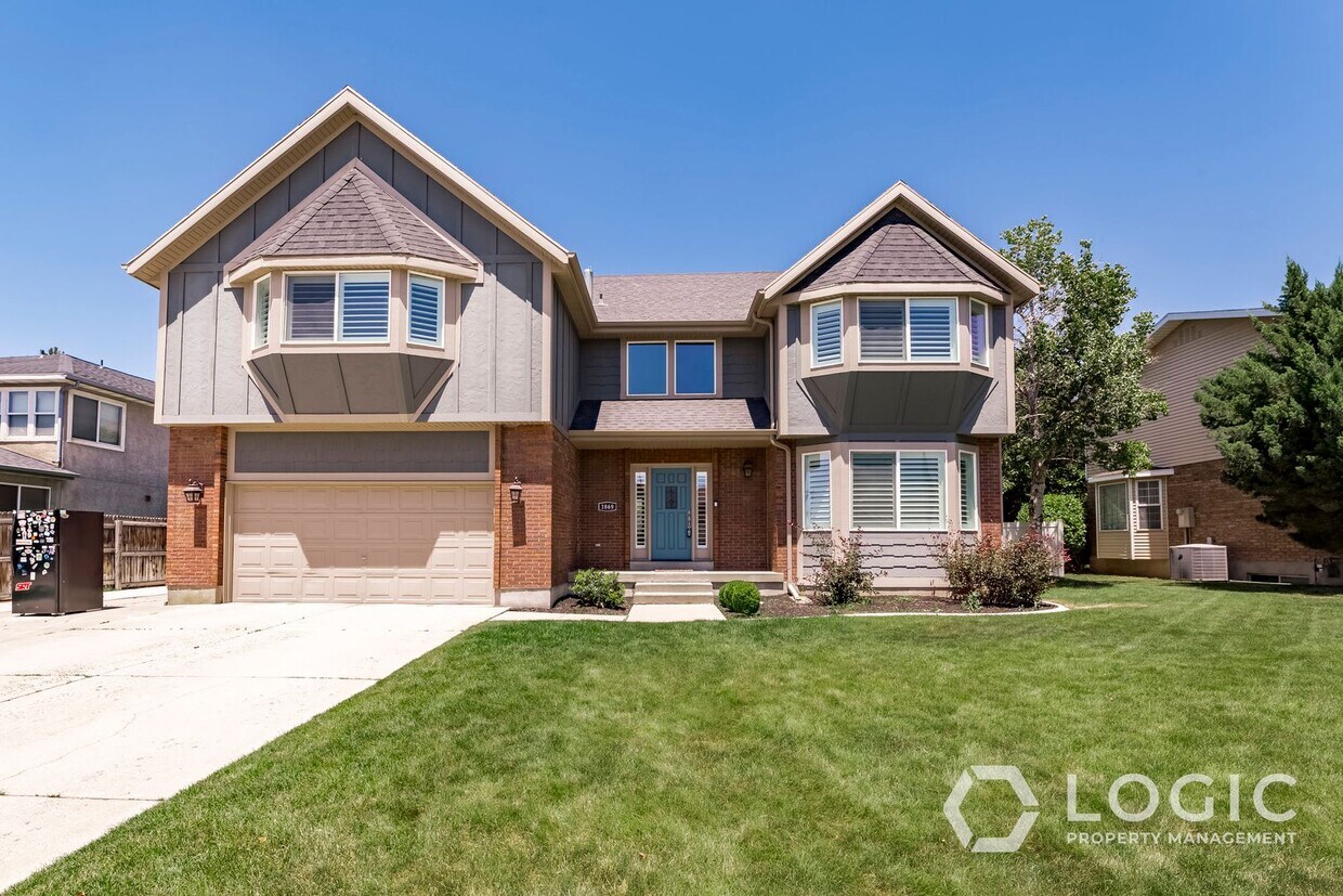 Foto principal - Stunning Fully Renovated Single Family Home!