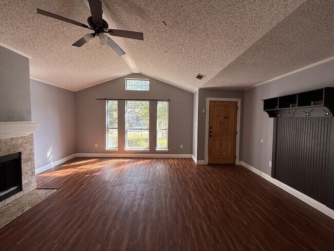 Foto del edificio - 1116 Hidden Creek Dr