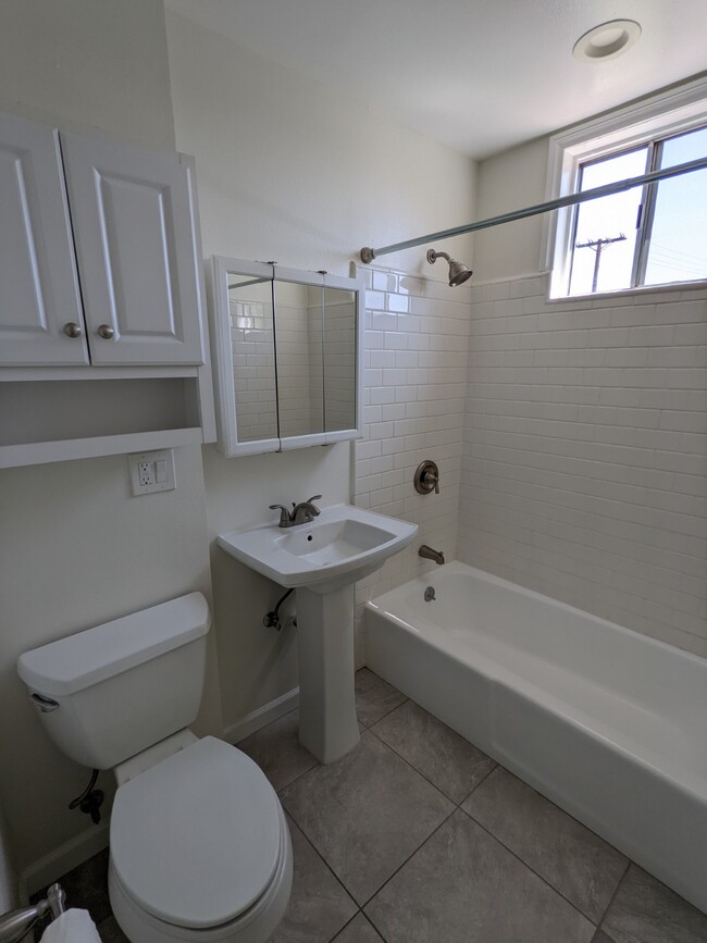 Foto del edificio - 1717 N Glenoaks Blvd