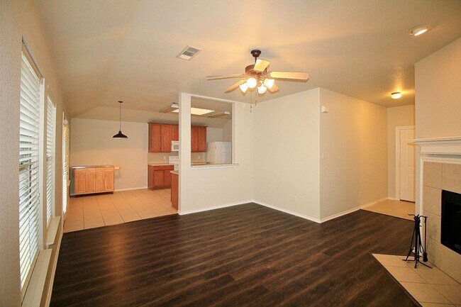 Building Photo - Charming 3/2/2 in Denton For Rent!