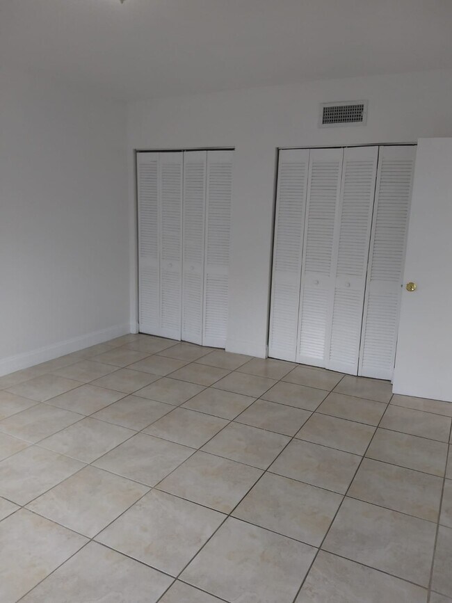 Building Photo - 9370 SW 87th Ave