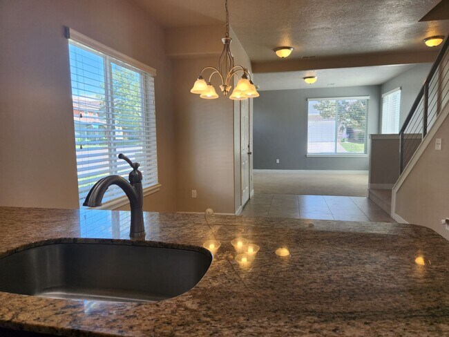 Foto del edificio - End Unit Townhome Available for Rent July 1st