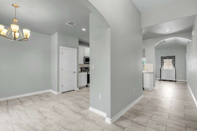 Foto del edificio - 5983 Midcrown Dr