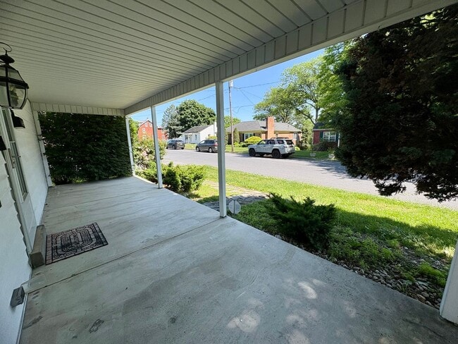 Building Photo - 4 Bedroom 2 Bathroom in Harrisburg!