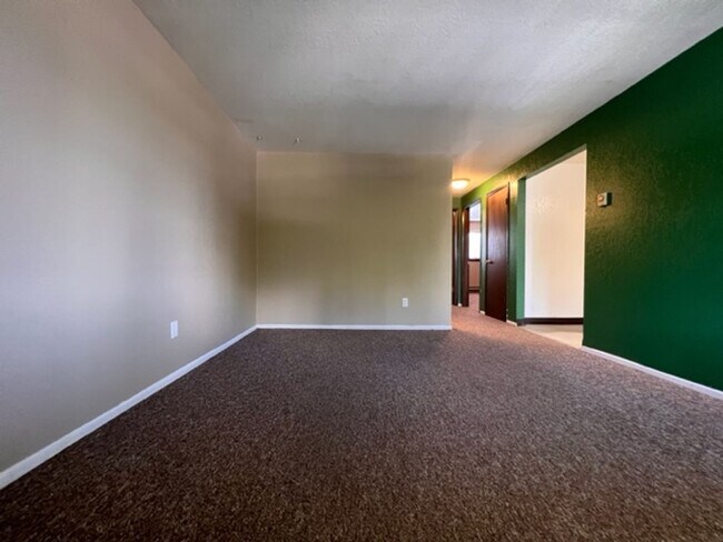 Building Photo - 7th