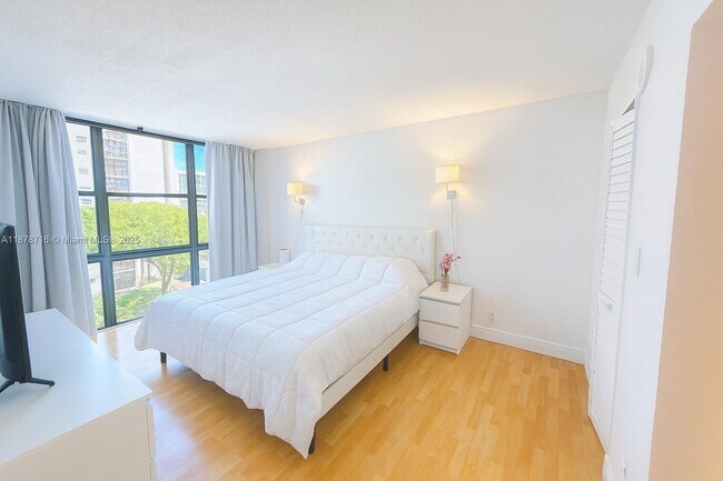 Foto del edificio - 16909 N Bay Rd