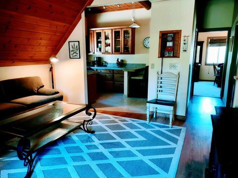 Entrada a la cocina desde la sala de estar - 59570 Devils Ladder Rd