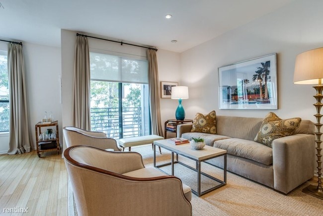 Building Photo - 1 br, 1.5 bath Condo - 4111 Gilbert Ave