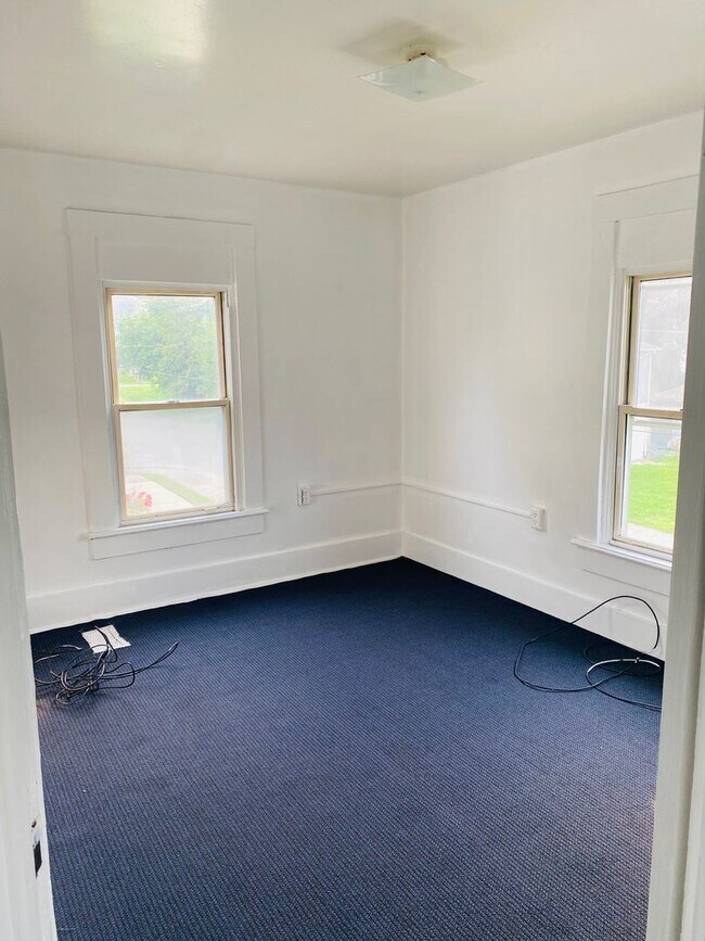 Building Photo - 4 br, 1 bath House - 302 West Cherry St