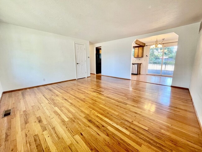 Building Photo - 1/2 Month Free - Charming Single-Level Home with Spacious Yard & Easy Portland Access