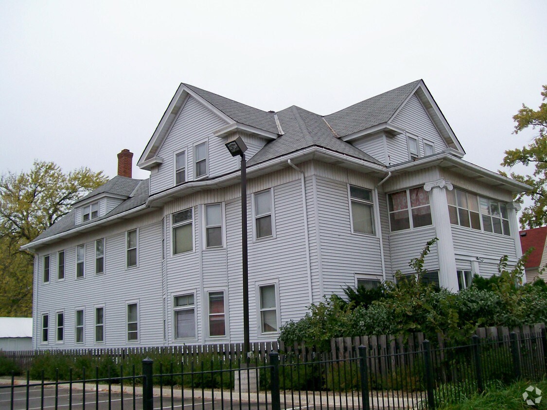 Foto del edificio - 2420 Bloomington Ave