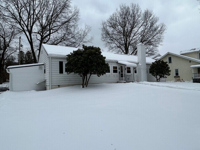 Foto del edificio - 4 Bed, 2 Bath House - ALL UTILITIES INCLUDED