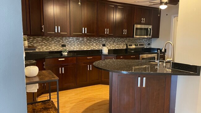 Building Photo - 960 S Des Plaines River Rd