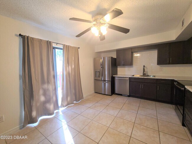 Foto del edificio - 2044 Oak Meadow Cir