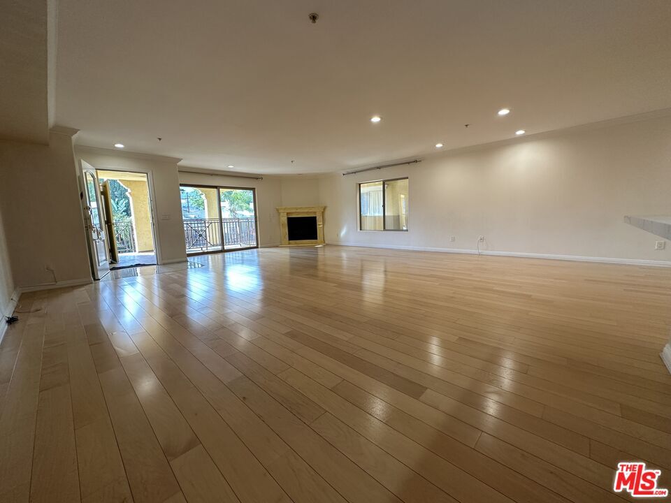 2435 Florencita Dr W Unit 203, La CrescentaMontrose, CA 91020 Room