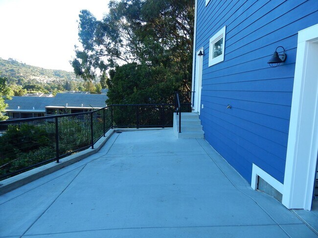 Foto del edificio - Rent $1900- Deluxe newer 1 Bedroom 1 Bath duplex upper level. El Sobrante