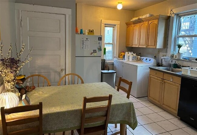 Building Photo - 183 College Ave