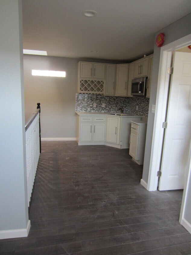 3rd floor apartment - 608 S 4th St
