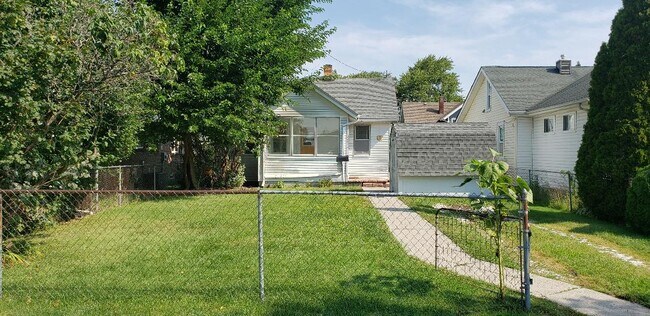 Building Photo - 22475 E 10 Mile Rd