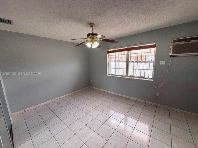 Foto del edificio - 1154 W 35th St