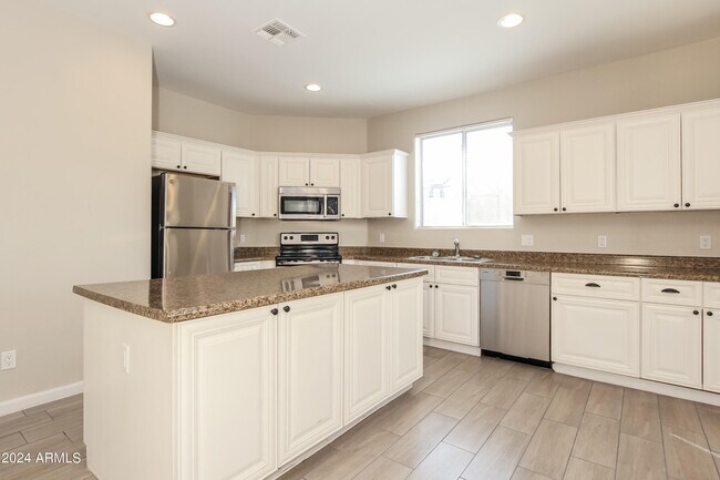 Building Photo - 15460 W Canterbury Dr
