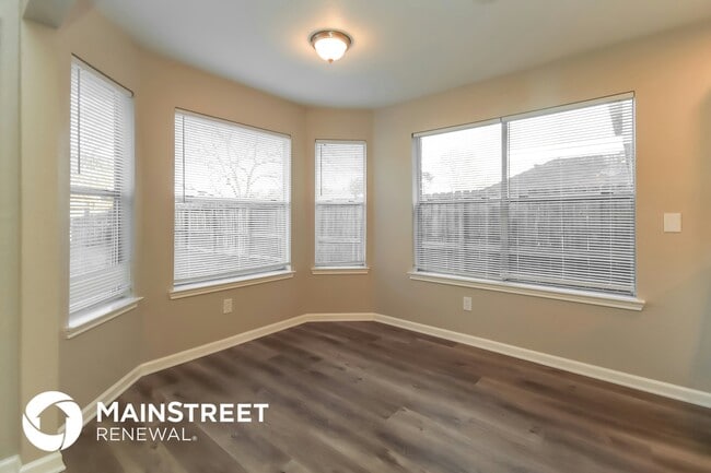 Foto del edificio - 4023 Almond Lake Dr