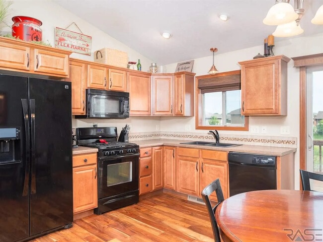 Building Photo - 3300 E Brewster St