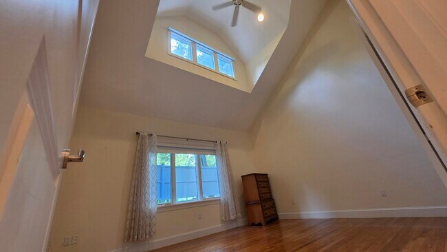Building Photo - 910 W Roxbury Pkwy