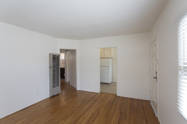 Foto del edificio - 7729-7735 Fay Avenue