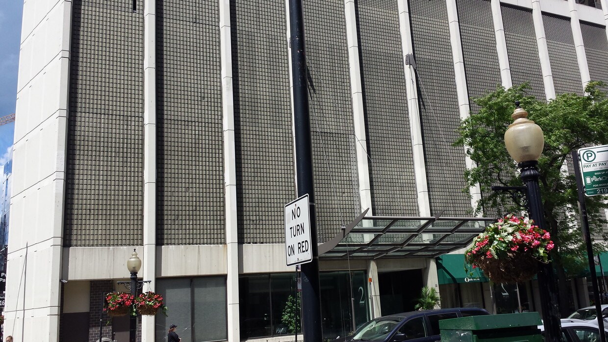Building - 2 E Oak St