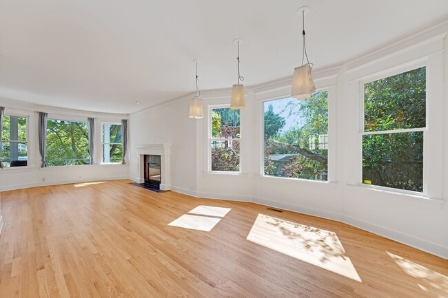 Building Photo - Phenomenal QA Home!