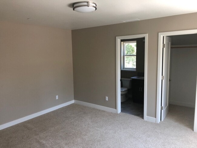 Building Photo - Thomas Cross