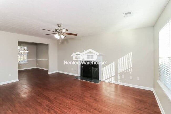 Building Photo - Spacious 4 Bed 2.5 Bath 2 Car Garage in so...