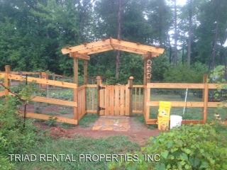 Building Photo - 807 Raintree Ct