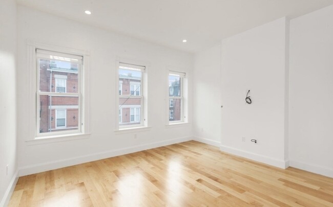 Building Photo - 344 Hanover St
