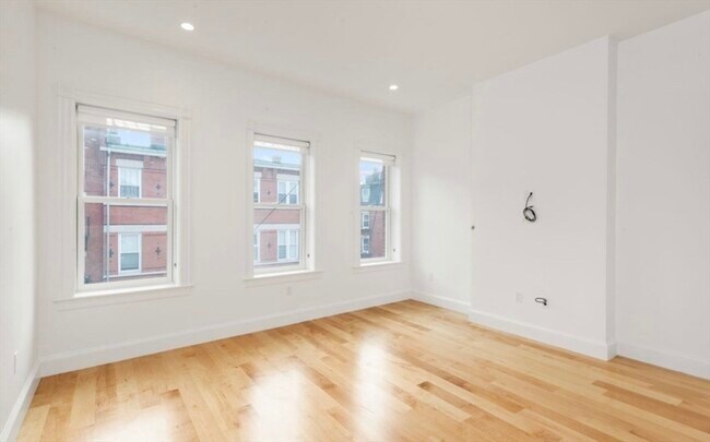 Building Photo - 348 Hanover St