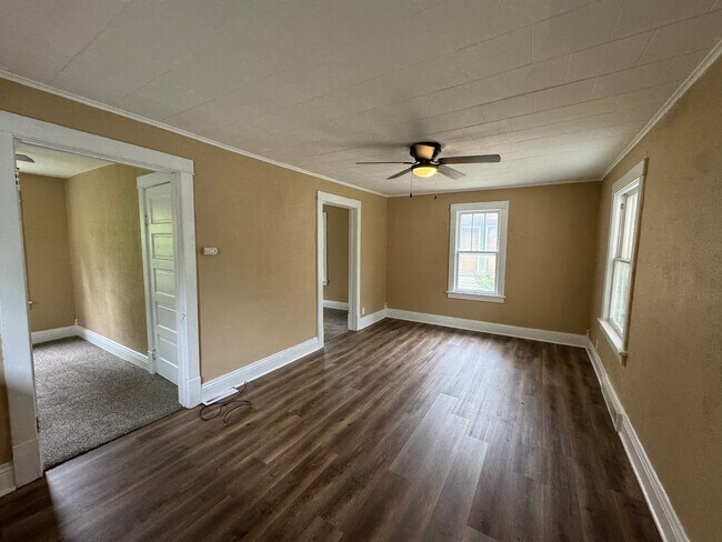 Building Photo - Beautiful 2-bedroom House in Moline with L...