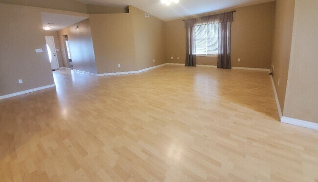 Building Photo - Large 3/2 Split Floor Plan Home w/ Vaulted...